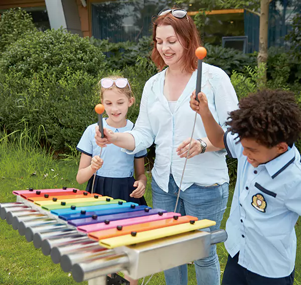 Clós súgartha do leanaí faoi dhíon